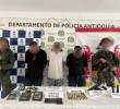 Los tres capturados junto al meterial y las armas incautadas. FOTO: Cortesía