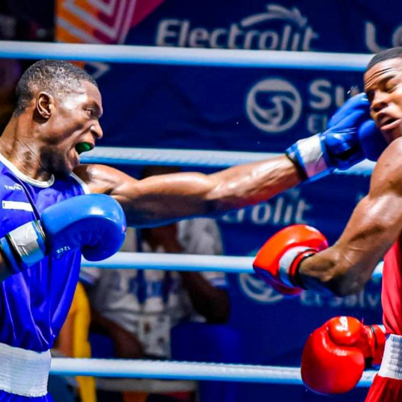Jhojan Caicedo (izquierda), vallecaucano, sigue mostrando progresos en el boxeo. FOTO @Secprensasv