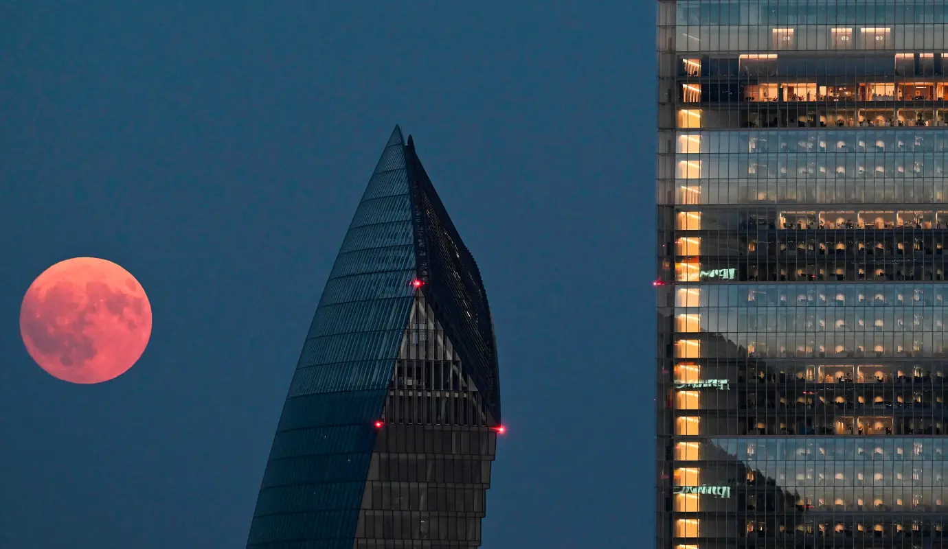 Milán, Italia. La Superluna de Esturión embellece las noches de agosto y nos invita a levantar la vista, a hacer una pausa en nuestras ajetreadas vidas y a conectar con la naturaleza de una manera profunda y significativa. Foto: GETTY