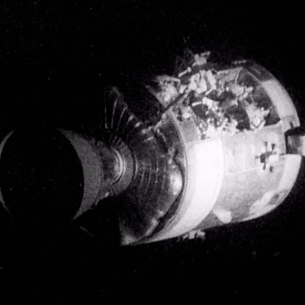 El módulo de servicio (SM) del Apolo 13 gravemente dañado, fotografiado desde el módulo lunar/módulo de mando. Un panel completo del SM fue volado por la explosión de un tanque de oxígeno. FOTO: Europa Press - Nasa