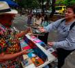 Heriberto Piedrahíta vende libros en la acera del edificio Gualanday, subiendo hacia el Mimos de La Playa. Instala el negocio antes de las 7:00 y extiende los libros uno tras otro a la vista de los transeúntes. FOTOS<b><span class=mln_uppercase_mln> Manuel Saldarriaga</span></b>