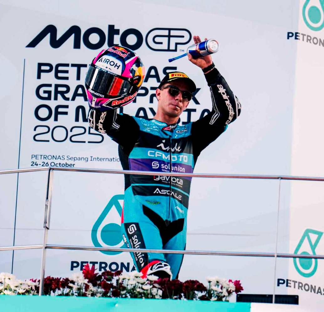 El piloto colombiano David Alonso celebra su podio en Sepang, ahora está en la octava casilla de la clasificación de pilotos de Moto2. FOTO TOMADA X@AsparTeam El piloto colombiano David Alonso celebra su podio en Sepang, ahora está en la octava casilla de la clasificación de pilotos de Moto2. FOTO TOMADA X@AsparTeam