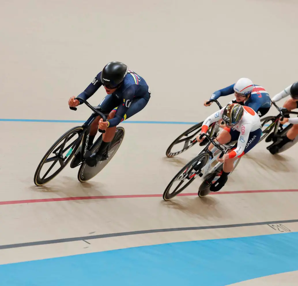 La colombiana con uniforme azul encabeza la prueba del kilómetro en el Campeonato Mundial de Ciclismo en Chile. FOTO TOMADA @UCI_Track La colombiana con uniforme azul encabeza la prueba del kilómetro en el Campeonato Mundial de Ciclismo en Chile. FOTO TOMADA @UCI_Track