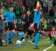 Esta fue una de las jugadas más aparatosas que tuvo el partido y en la que Marino Hinestroza no cayó bien. FOTO MANUEL SALDARRIAGA