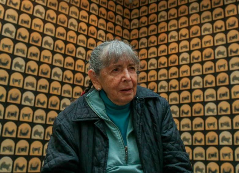 La maestra Beatriz delante de su obra A Posteriori. Foto: Colprensa