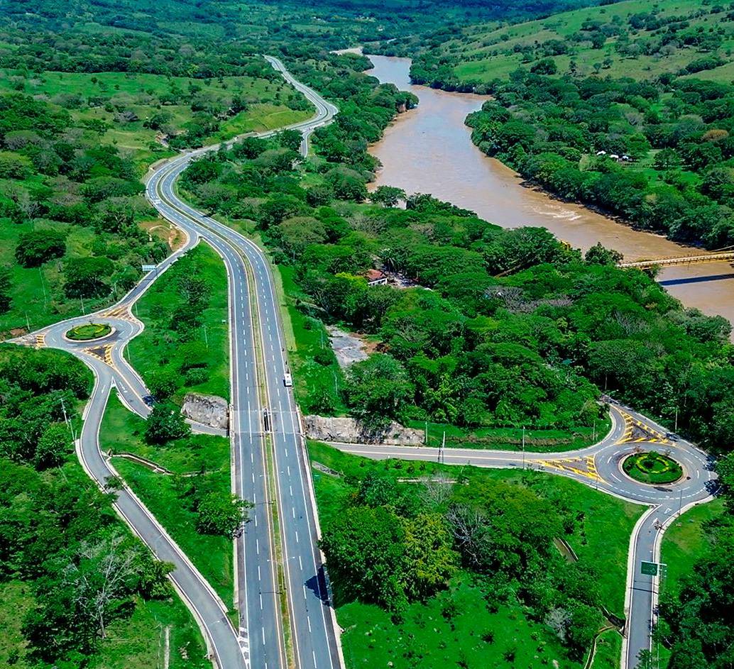 Desde hoy los vehículos de carga que se desplazan entre Manizales y Medellín, por esta nueva vía podrá tener un ahorro diario de hasta $670.893. Foto: Manuel Saldarriaga Quintero 