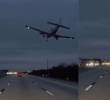 Avioneta quedó sobre la Interestatal 95 tras un aterrizaje de emergencia que terminó en colisión con un vehículo en Florida. FOTO: captura de video.