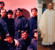 En la foto de la izquierda, Robert Prevost es quien está al extremo izquierdo, debajo del hombre de gafas. A la derecha, de blanco, con uno de los jóvenes en Bojacá, Cundinamarca. FOTOS Cortesía Fray Israel Jiménez