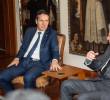 En las diferentes imágenes se ve a Londoño y Moreno conversando mientras estaban acompañados de otras personas en el lugar de la reunión. FOTO: Colprensa