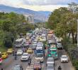 Una fila de vehículos se alarga hasta el horizonte en una de las vías principales de la ciudad. Foto: EL COLOMBIANO