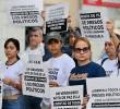 Familiares de los presos políticos se han unido a las afueras de los centros de reclusión pidiendo celeridad en las liberaciones. Foto: Juan Barreto/ AFP