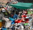 Una persona rodeada de envases de plástico. FOTO: AFP
