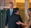 El presidente Gustavo Petro intentó romper el protocolo al momento de saludar a la reina Letizia de España. Foto: Captura de video