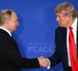 El presidente estadounidense Donald Trump y el presidente ruso Vladimir Putin, se dieron la mano al final de la cumbre sobre Ucrania en la base militar Elmendorf-Richardson, en Anchorage, Alaska. Imagen: AFP.