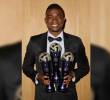 El delantero colombiano Jhon Córdoba celebra los tres premios que recibió en la noche de gala del fútbol de Rusia. FOTO TOMADA INSTAGRAM