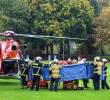 Bomberos y rescatistas transportan en camilla a Iris Stalzer, recién elegida alcaldesa de la localidad alemana de Herdecke. FOTO: AFP