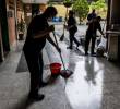 Imagen de referencia de personal de aseo realizando su invaluable labor en uno de los colegios del departamento. Foto: Julio César Herrera Echeverri.