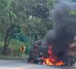 El conductor logró salir ileso del hecho. Fue necesaria la presencia de bomberos de tres municipios para controlar la situación. FOTO: CORTESÍA
