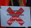 Una pancarta que dice: “¡No vamos a esperar más para cumplirle a las víctimas!” FOTO: COLPRENSA