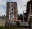 El edificio Altos del Lago, en Rionegro, fue implosionado el 4 de mayo de 2019, luego de encontrar decenas de irregularidades que pusieron en riesgo la vida de 116 familias. Algunos expertos aseguraron que este edificio no se cayó con las familias adentro de milagro. FOTO: JULIO CÉSAR HERRERA