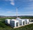 Hoy, un contenedor estándar de seis metros puede suministrar de 5 a 6 MWh, y ya hay modelos de 10 MWh, suficientes para alimentar a 30.000 hogares durante una hora. FOTO: AFP.