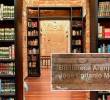 Adelante, la nueva placa que oficializa el cambio de nombre. Atrás, uno de los pasillos de la biblioteca en Aranjuez. FOTO: Cortesía