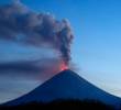 El volcán Kliuchevskoi está ubicado a 4.800 metros de altura y tiene de un cono con un cráter de unos 700 kilómetros de diámetro.<b> </b>FOTO: Tomada de X @Tiempo_AMBA