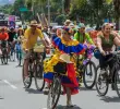 Este colorido ciclopaseo se ha consolidado como un evento emblemático que fusiona la creatividad paisa, el entusiasmo comunitario y un profundo compromiso con la movilidad sostenible. Foto: Camilo Suárez Echeverry
