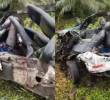 Una van de servicio intermunicipal quedó completamente destruida tras chocar de frente contra un camión en la vía Junín–Tumaco, Nariño. Las autoridades reportan varios muertos y heridos. FOTO: captura de video.