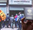 En la Oficina de Pasaportes de Bogotá se presentaron ayer múltiples filas de personas confundidas por la situación. La Cancillería indicó que al parecer fue un ataque cibernético el causante de la falla. FOTO COLPRENSA