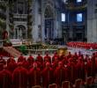 Los 133 cardenales están aislados del mundo exterior y solo podrán comunicar su decisión sobre la elección del papa a través de fumatas negras o blancas. FOTO: Getty