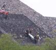 Autoridades investigan el tiroteo en la Pirámide de la Luna, en Teotihuacán, donde murieron y resultaron heridos varios turistas, incluidos colombianos. FOTO: AFP.