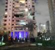 Imagen del 16 de junio de 2025, de un edificio dañado en un ataque con misiles iraníes, en Petah Tikva, en el centro de Israel. Irán lanzó el lunes un nuevo ataque con misiles contra Israel antes del amanecer, matando al menos a ocho personas e hiriendo a docenas, dijeron funcionarios israelíes, al intensificarse el conflicto de cuatro días desencadenado por un asalto sorpresa israelí. Agencia Xinhua/JINI