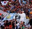 El saludo del papa León XIV a los jóvenes en su recorrido desde el papamóvil. FOTO: Tomada de @chrisjollyhale