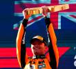 El británico Lando Norris de McLaren celebra su victoria en el Gran Premio de Austria de Fórmula 1, en el circuito Red Bull Ring. FOTO TOMADA @F1