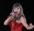Taylor Swift durante un concierto de The Eras Tour en el Hard Rock stadium en Miami Gardens, Florida. FOTO: AFP