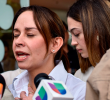 Tarazona salió a las afueras del centro médico a pedirles a los colombianos una oración masiva por la salud de su esposo. FOTO: COLPRENSA