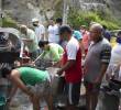 Imagen de referencia de un carrotanque surtiendo de agua a una comunidad de Medellín. Foto EL COLOMBIANO