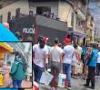 Adelante, funcionarios de EPM habilitando hidrantes para brindarle agua a la gente. Atrás, una tanqueta de la Policía realiza entrega de agua a habitantes del Aburrá. FOTOS: Cortesía EPM y Policía Metropolitana