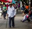 Un estudio en casi 300 adultos con alto riesgo de desarrollar esta enfermedad neurodegenerativa revela que andar entre 5.000 y 7. 500. Foto: Camilo Suárez