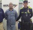 Uno de los detenidos por agentes migratorios y la Policía en el aeropuerto José María Córdova. FOTO: Cortesía