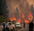 Bomberos combaten las llamas para extinguir un incendio forestal en Mount Pirque, en El Hoyo, en la región patagónica de la provincia de Chubut, en Argentina. Foto: AFP