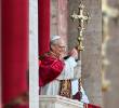 El papa León XIV saluda por primera vez desde el balcón de la Basílica de San Pedro tras ser elegido por el cónclave. FOTO Getty