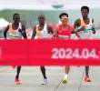 Los kenianos Robert Keter, Willy Mnangat, y el etíope Dejene Hailu, estaban al frente de la maratón antes de que el atleta chino tomara la ventaja. FOTO Tomada de ‘X’: @ProgresoHoy