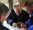 SEBASTOPOL, CRIMEA - 18 DE MARZO: El presidente ruso, Vladímir Putin (centro), el viceprimer ministro, Dmitri Kozak (izq., frente), y el director de la Agencia Federal de Carreteras de Rusia (Rosavtodor), Roman Starovoit, observan un mapa de Crimea desde un helicóptero mientras inspeccionan la zona del estrecho de Kerch. El gobierno ruso planea construir un puente que unirá la Rusia continental con Crimea. FOTO: GETTY