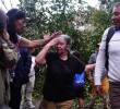 La señora Azucena Vera, de 71 años, quedó atrapada en su vivienda tras la caída de un árbol por las fuertes lluvias en Bucaramanga. FOTO: Colprensa -Vanguardia- Marco Valencia