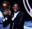 El extremo francés Ousmane Dembelé ganó el primer Balón de Oro de su carrera deportiva. FOTO: AFP