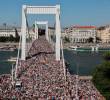 El gobierno de Viktor Orban instaló cámaras de reconocimiento facial a lo largo del recorrido para imponer, posteriormente, multas a los manifestantes. FOTO X @JulianMaciasT
