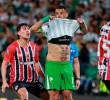 Edwin Cardona luego de errar su segundo penal en la noche. Foto: Manuel Saldarriaga.