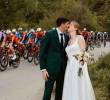 Este es el momento en el que los nuevos esposos celebran su unión mientras que en el fondo pasan los corredores que disputan la edición 109 del Giro de Italia. FOTO TOMADA DE @kinofilmcompany